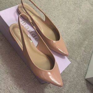 Brand New! Madden girl sling back flats in color nude/tan
Size 9 US